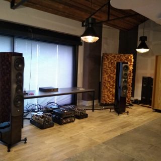 Adaptacje akustyczna ścian i sufitu w pomieszczeniu do odsłuchu dzwięku
