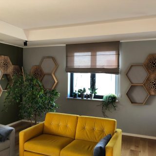 Panele Hex drewniane i dźwiękochłonne jako element adaptacji akustycznej w salonie