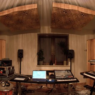 Adaptacja akustyczna wykonana z drewna w domowym studiu nagrań