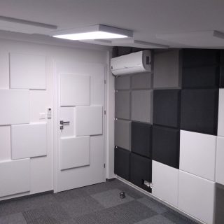 Adaptacja akustyczna pomieszczenia do nagrywania dźwięku wykonana z pianek akustycznych